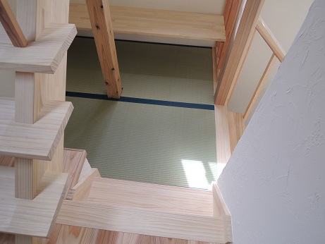 踊り場の畳の上から