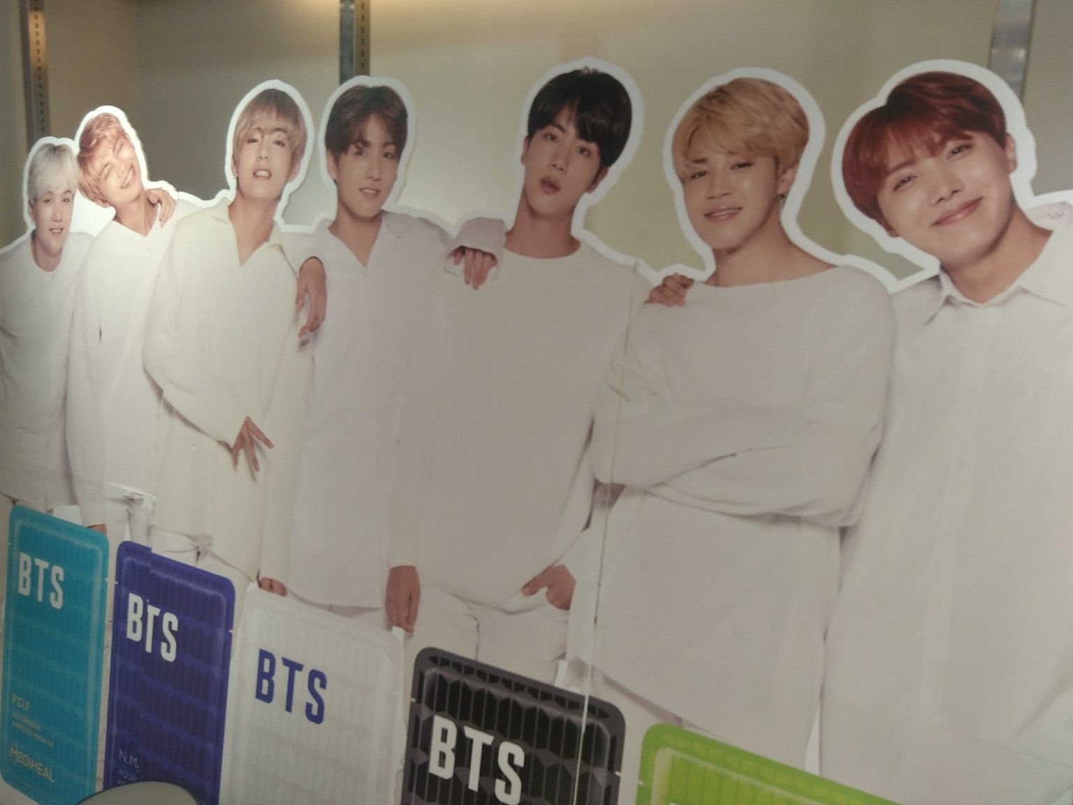 イオンモール高松の韓流ショップ K Pop Plaza Takamatsu では 防弾少年団と一緒に写真を撮れます K Pop Plaza Hiroshimaの最新入荷情報などなど 楽天ブログ