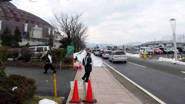 2 福井 駐車場待ち列 初日1350.JPG