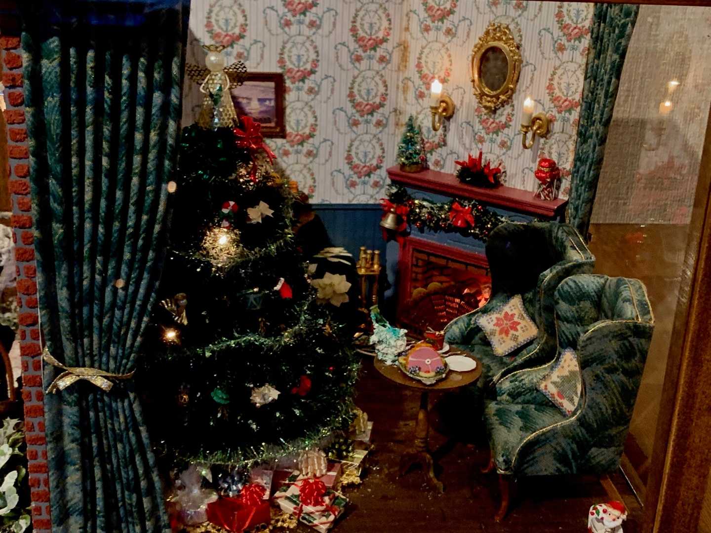 うちから持参したクリスマスのドールハウス。うちでは邪魔者扱いされて
