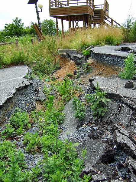 地震で出来た地割れ