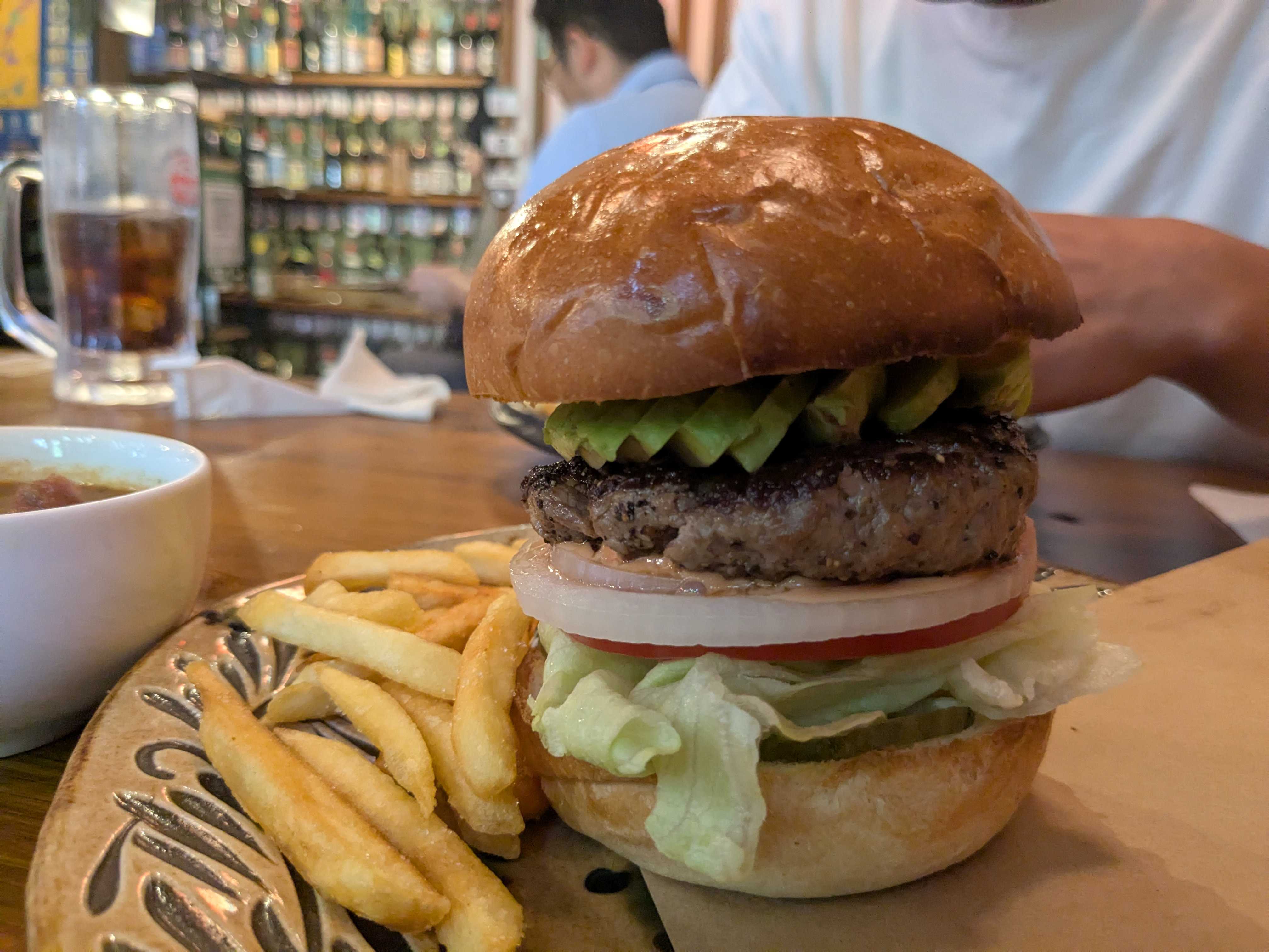 JR津田沼駅　NEO TOKYO　ランチ　アボカドバーガー、ガンボスープ