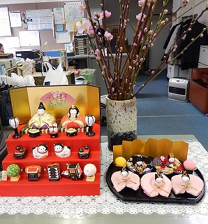 お雛様を飾って