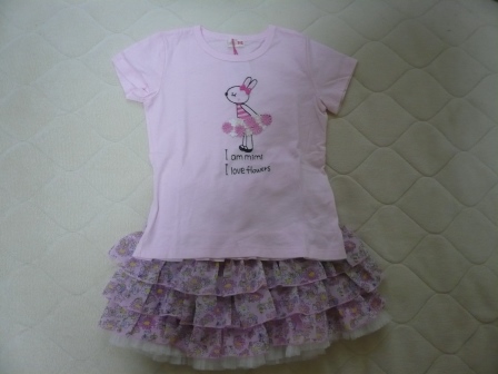 KPニットプランナー20162016SSITEMmimiちゃんの花モチーフ付きＴシャツピンク110ｃｍとシフォンのふんわりフリルの花柄プリントスカートコーデ.JPG