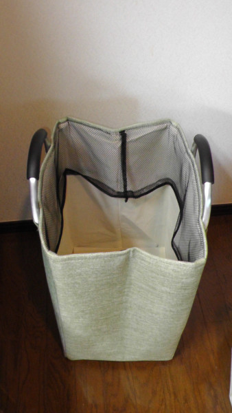 横から衣類やタオルを放り込む