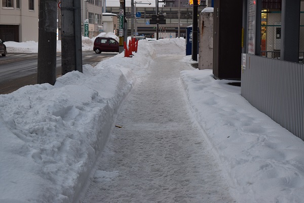 歩道はサクサク路面
