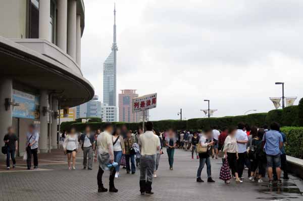 6 福岡 グッズ行列最後尾 初日1530.JPG