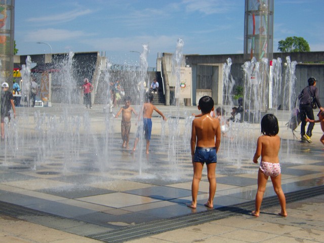 子供の水遊び.jpg