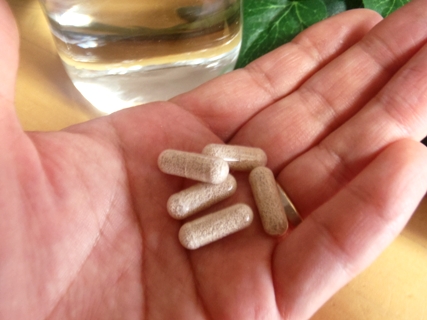水素酵母 カプセル手のひら　320.jpg