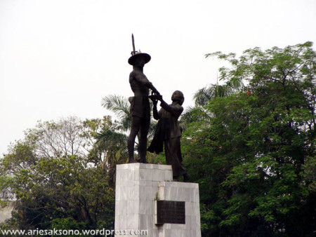 patung tugu tani.jpg