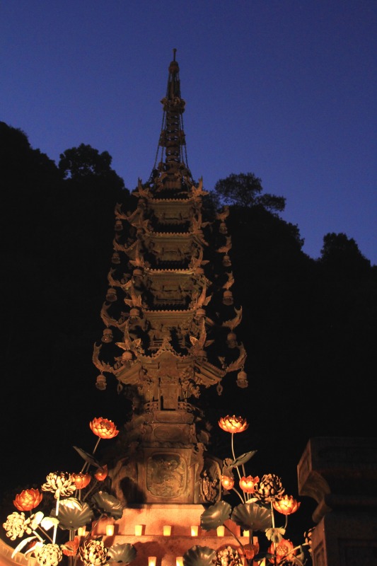 宝山寺境内灯篭_05.jpg