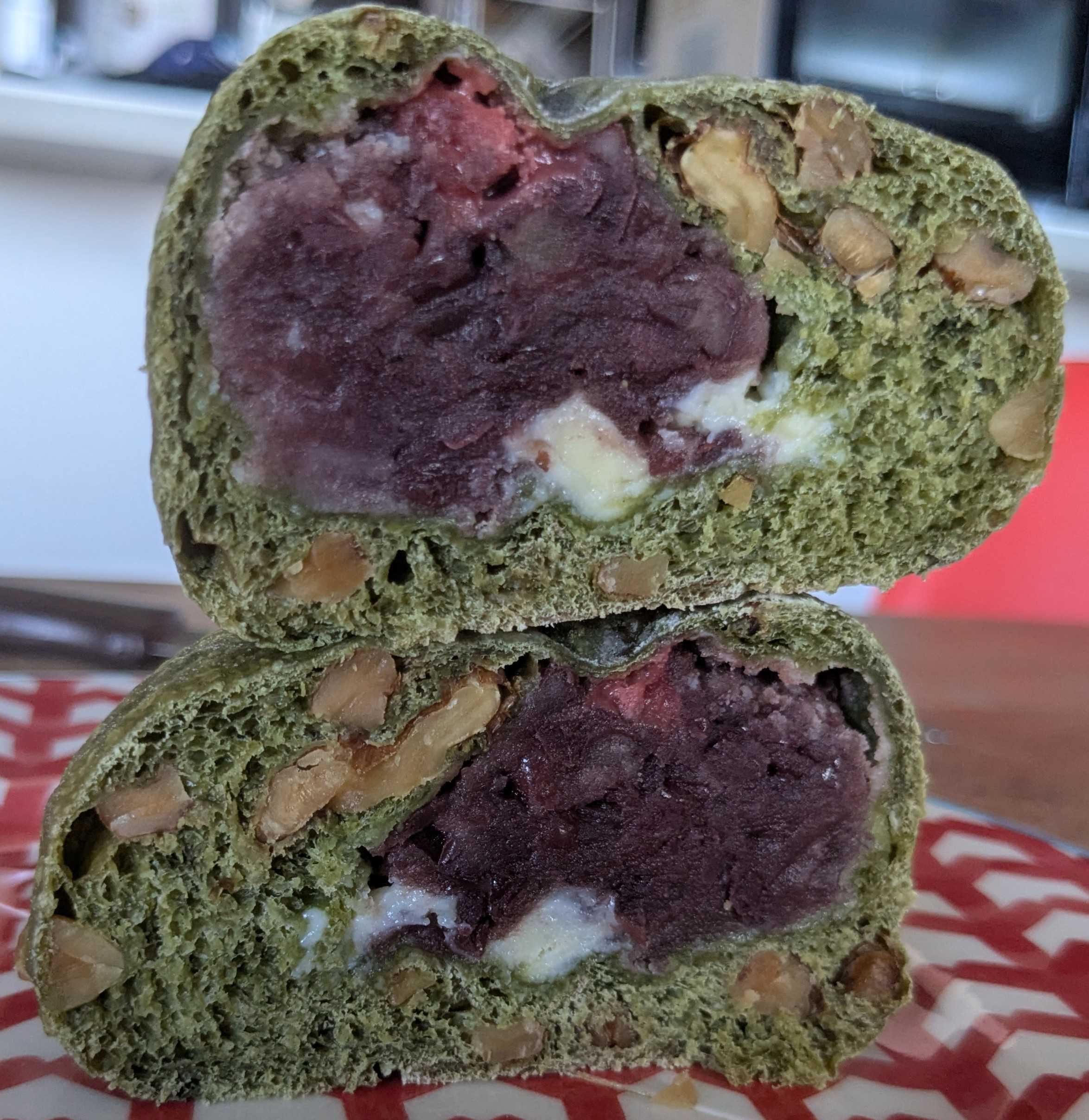 蔵前駅パン屋　シノノメ製パン所　通販　抹茶とイチゴのあんぱんの断面