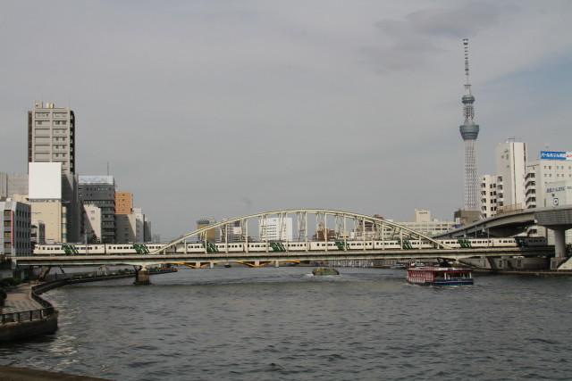 両国橋から 東京スカイツリー185系ストライプ＆チ-バくん2