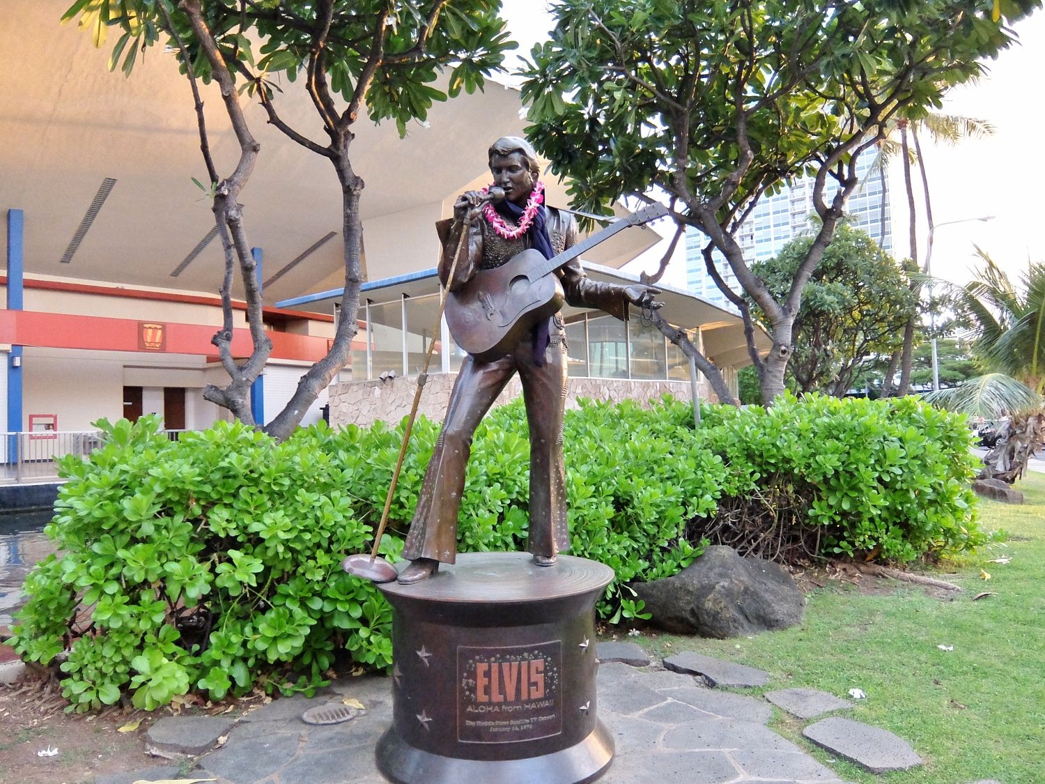 ハワイ エルビスプレスリー 銅像 場所