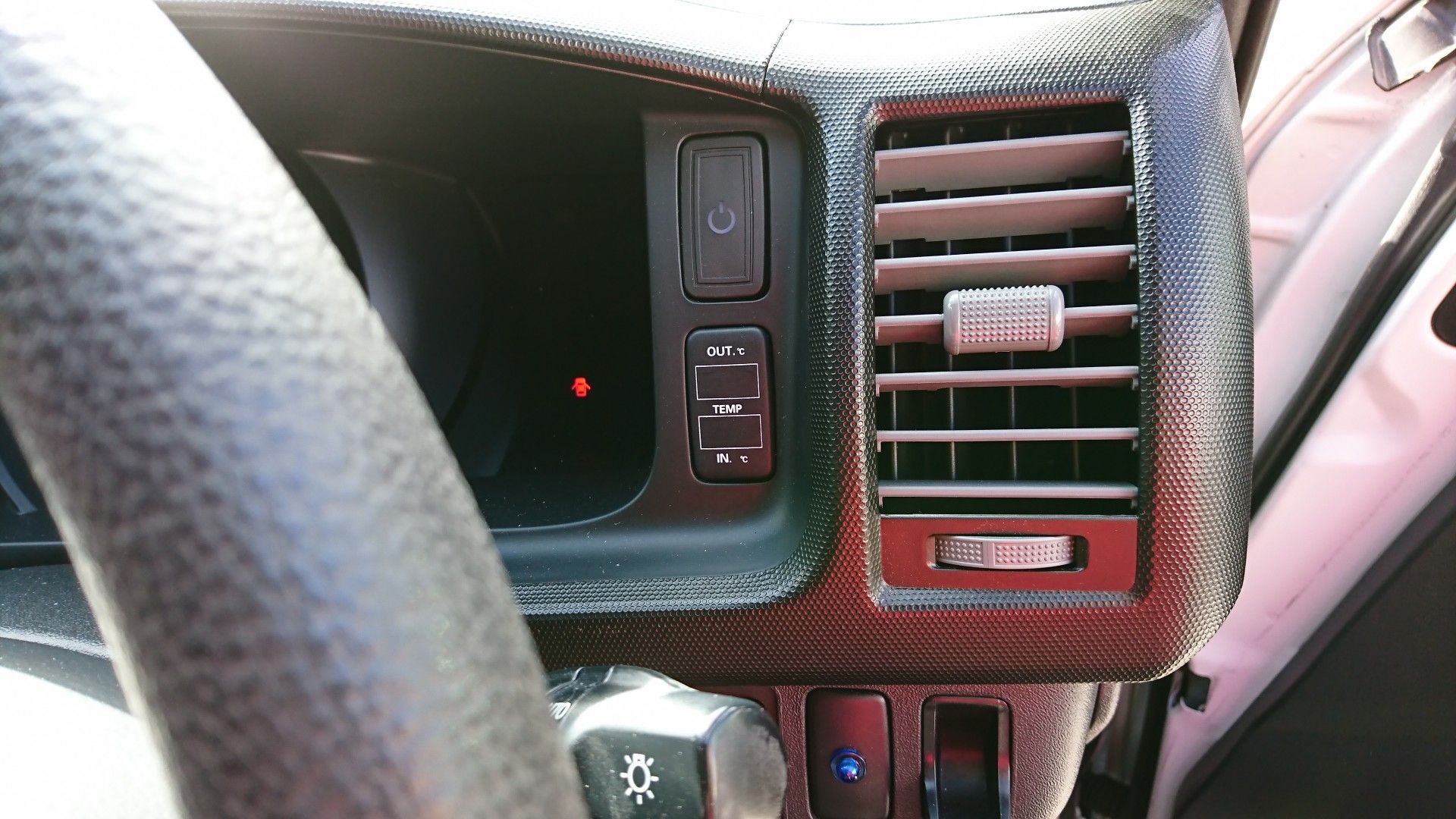 ハイエースに温度計取り付け 目指せ認証工場 楽天ブログ