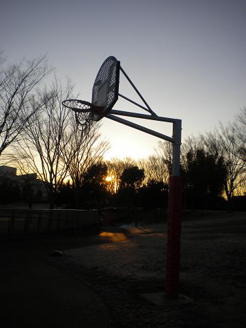 ２／１９バスケットゴールと朝日.JPG