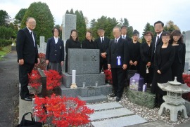 お墓に集合.jpg