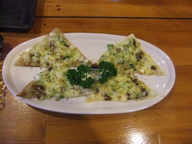 田舎子@八戸屋台村みろく横丁のかっけの八戸盛りピザ