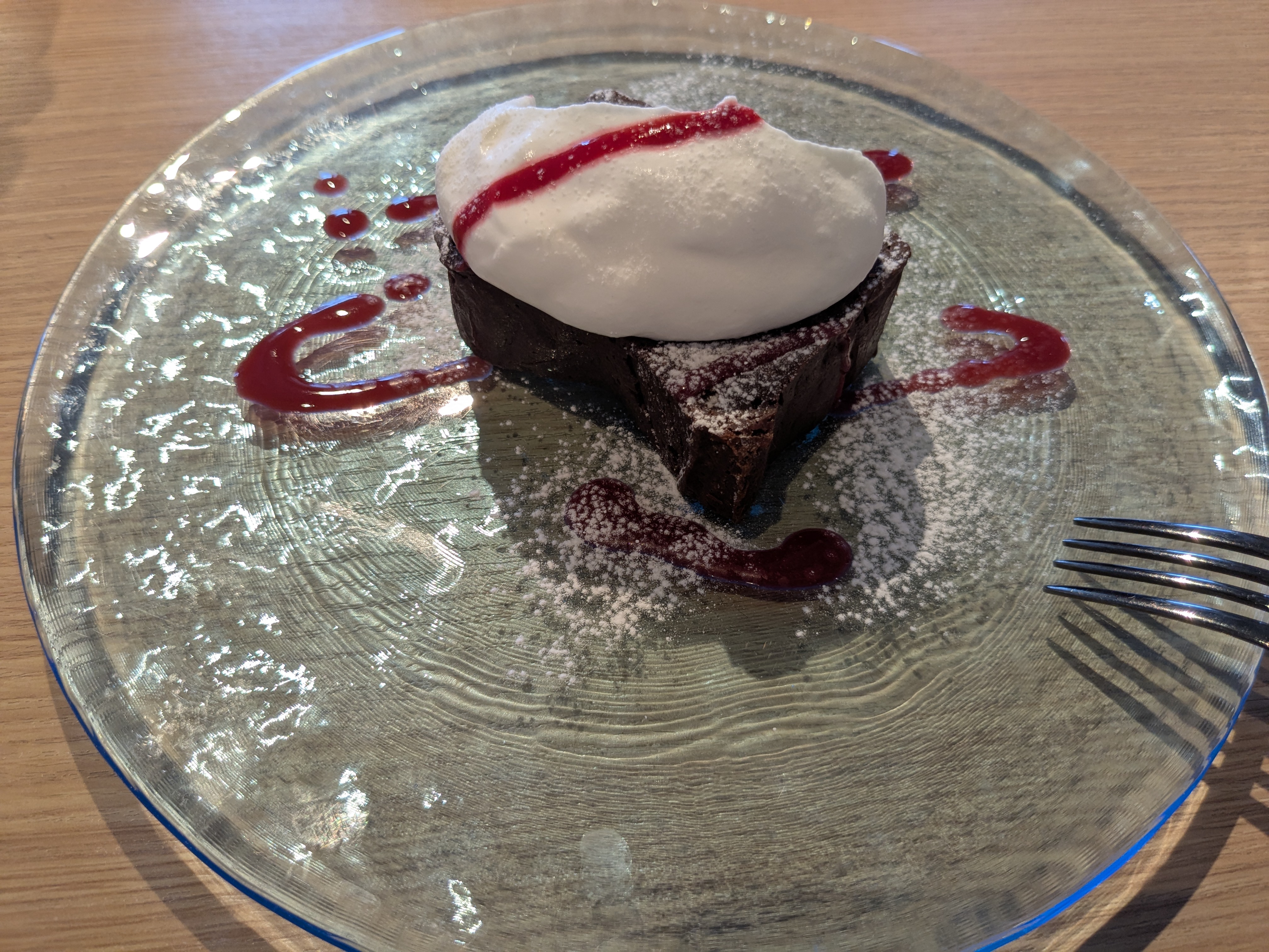 ハンマーヘッド横浜 ペコリーノ マーケットアンドレストラン ドルチェセット　チョコレートのテリーヌ　フランボワーズ風味