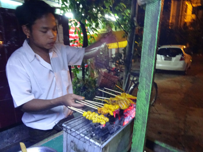 路上串焼き屋台０３.jpg