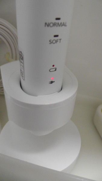 電動歯ブラシ　充電中　底が浮いている
