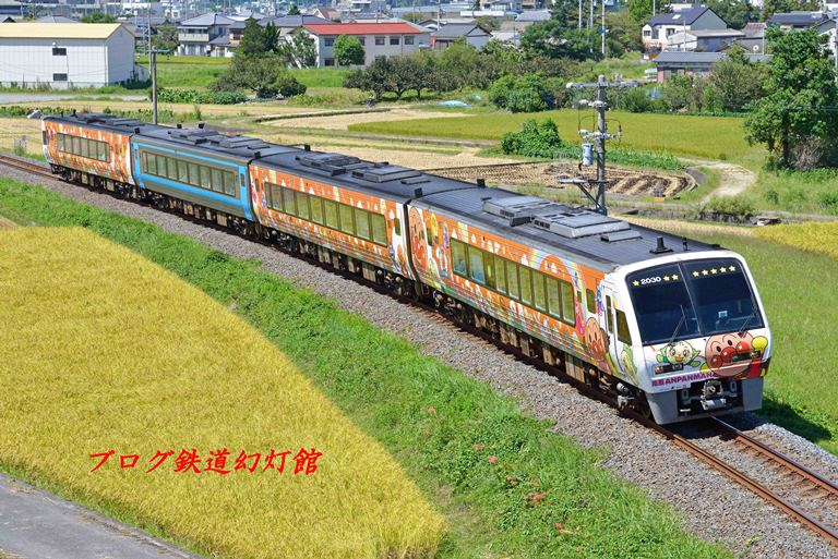 鉄道秋景色のアンパンマン列車