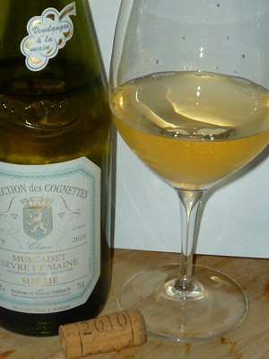 Stephane et Vincet Perraud Muscadet Selection des Cognettes 2010 glass.jpg