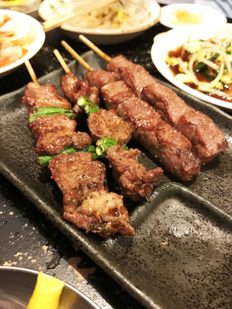 三宮 牛串焼き 体が半分はみ出る狭いテーブル席でリーズナブルな牛串 牛の四文屋 三宮店 ロコショップのブログ 姫路 明石 加古川 神戸のグルメ情報が満載 楽天ブログ