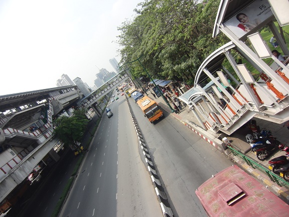 モーチット駅で下車