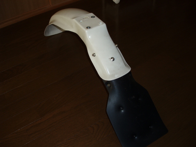 フロントフェンダーのマッドフラップ設置 (640x480).jpg