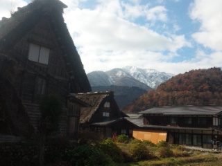 合掌造りから望む白山