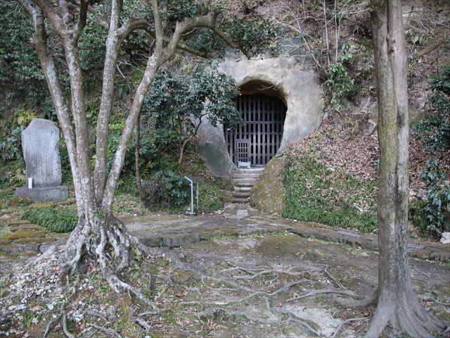 鎌倉の古刹の梅 (その7)、光則寺の土牢から稲村ヶ崎公園へ (茅ケ崎市自転車貸出-14) | おじん0523のヒロ散歩 - 楽天ブログ