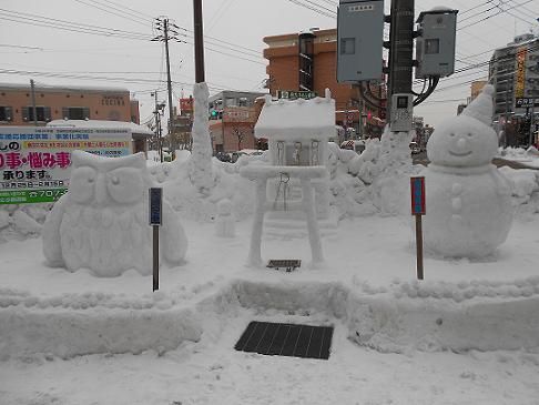 麻生五叉路の小雪像