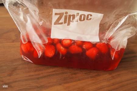 ジップロック　いちごシロップ　苺　レシピ　イチゴ　作り方　味　完成　容器　密閉　瓶　ビン　びん　