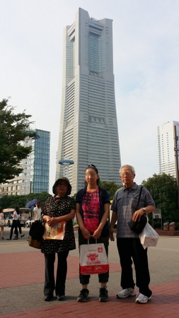 ランドマークタワーを背景にして