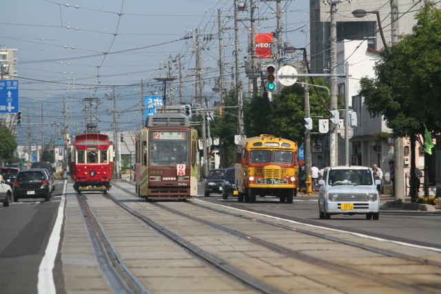 函館市電 １００周年 花電車とボンネットバスのすれ違い2