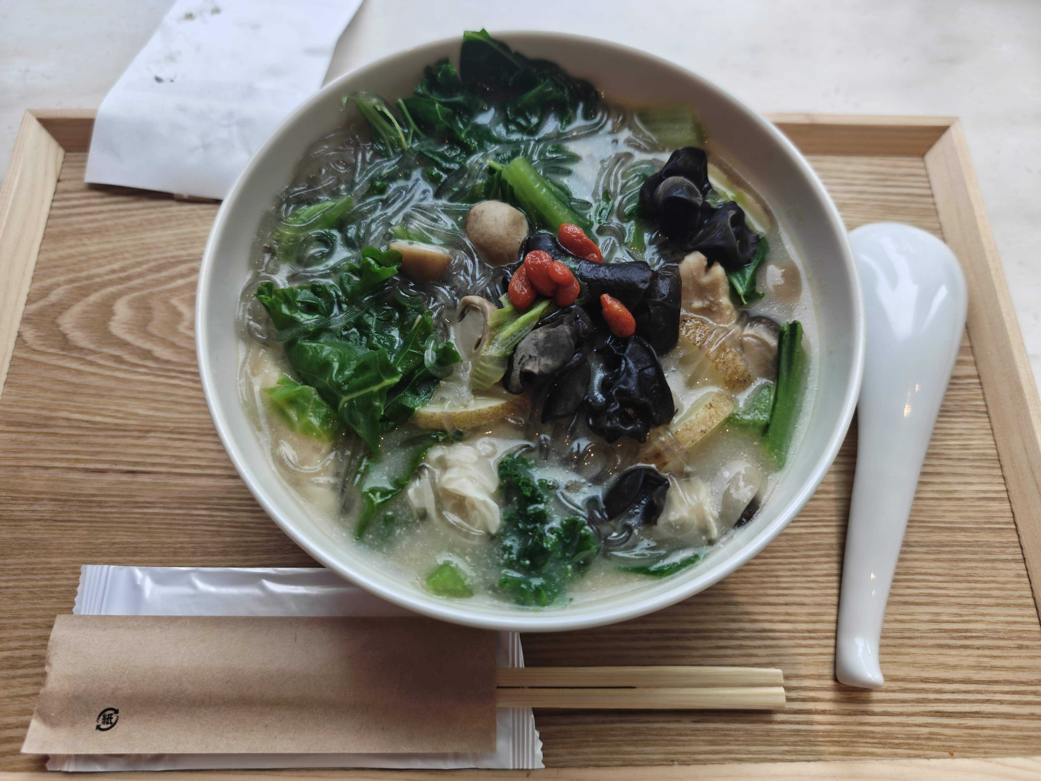 バイウェイヌードル 虎ノ門ヒルズ ランチ　茹で鶏ともち米焼売の薬膳白湯