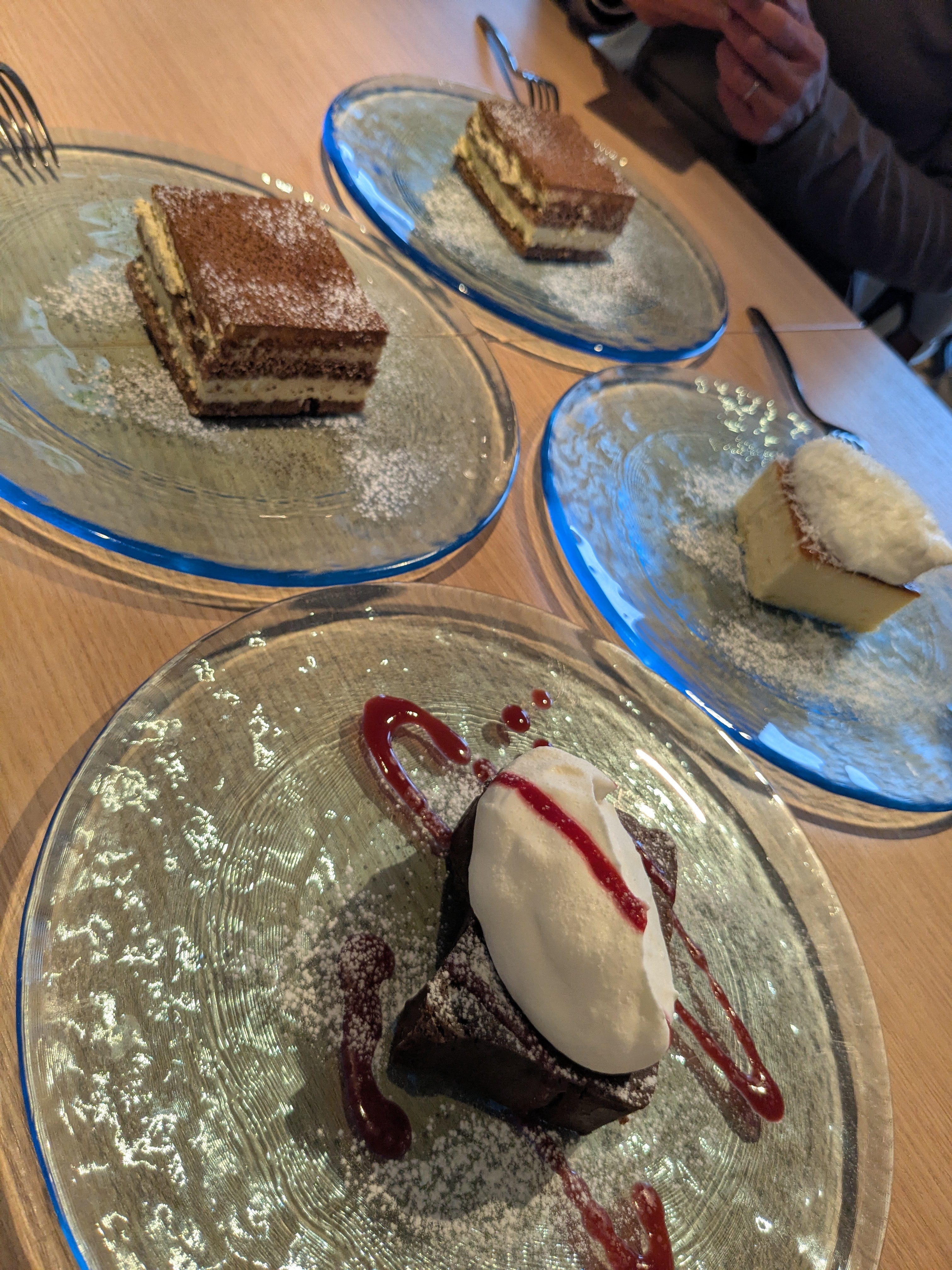 ハンマーヘッド横浜 ペコリーノ マーケットアンドレストラン ドルチェセット　チョコレートのテリーヌ、ペコリーノチーズケーキ、ティラミス