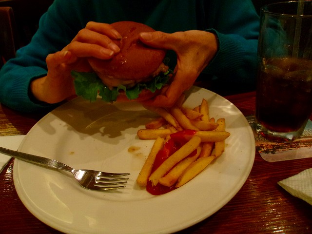 ハンバーガーとジュリ.jpg
