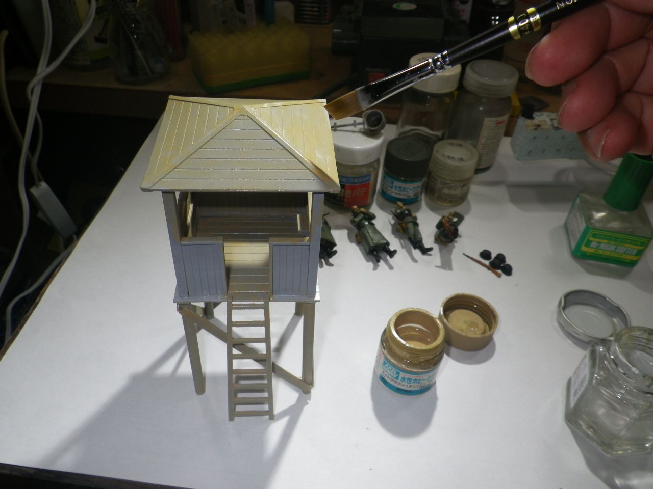 マスターボックス 1⁄35 ドイツ軍収容所監視塔 警備兵フィギュア4体 ベース