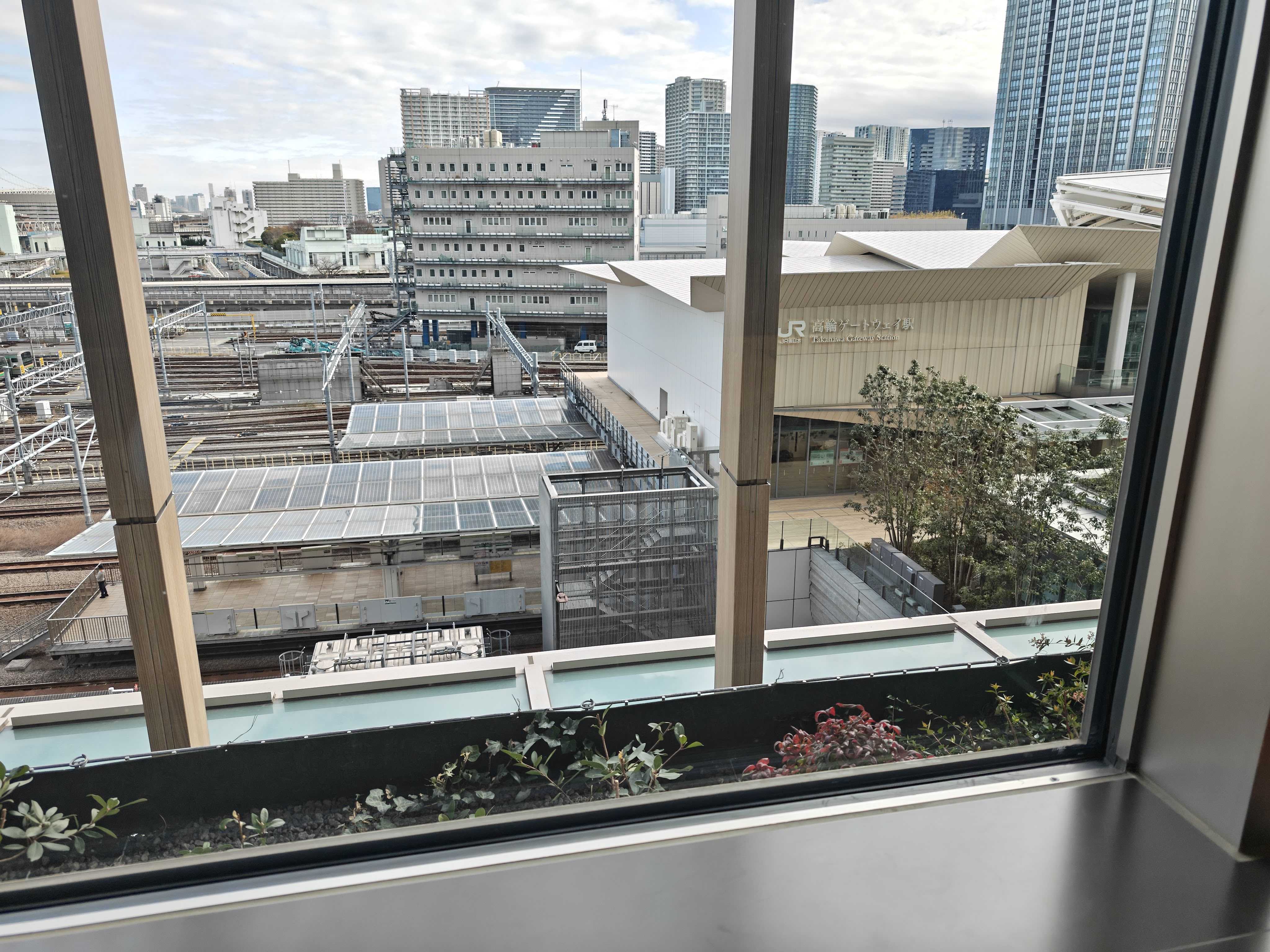 ニュウマン高輪Northから見える高輪ゲートウェイ駅