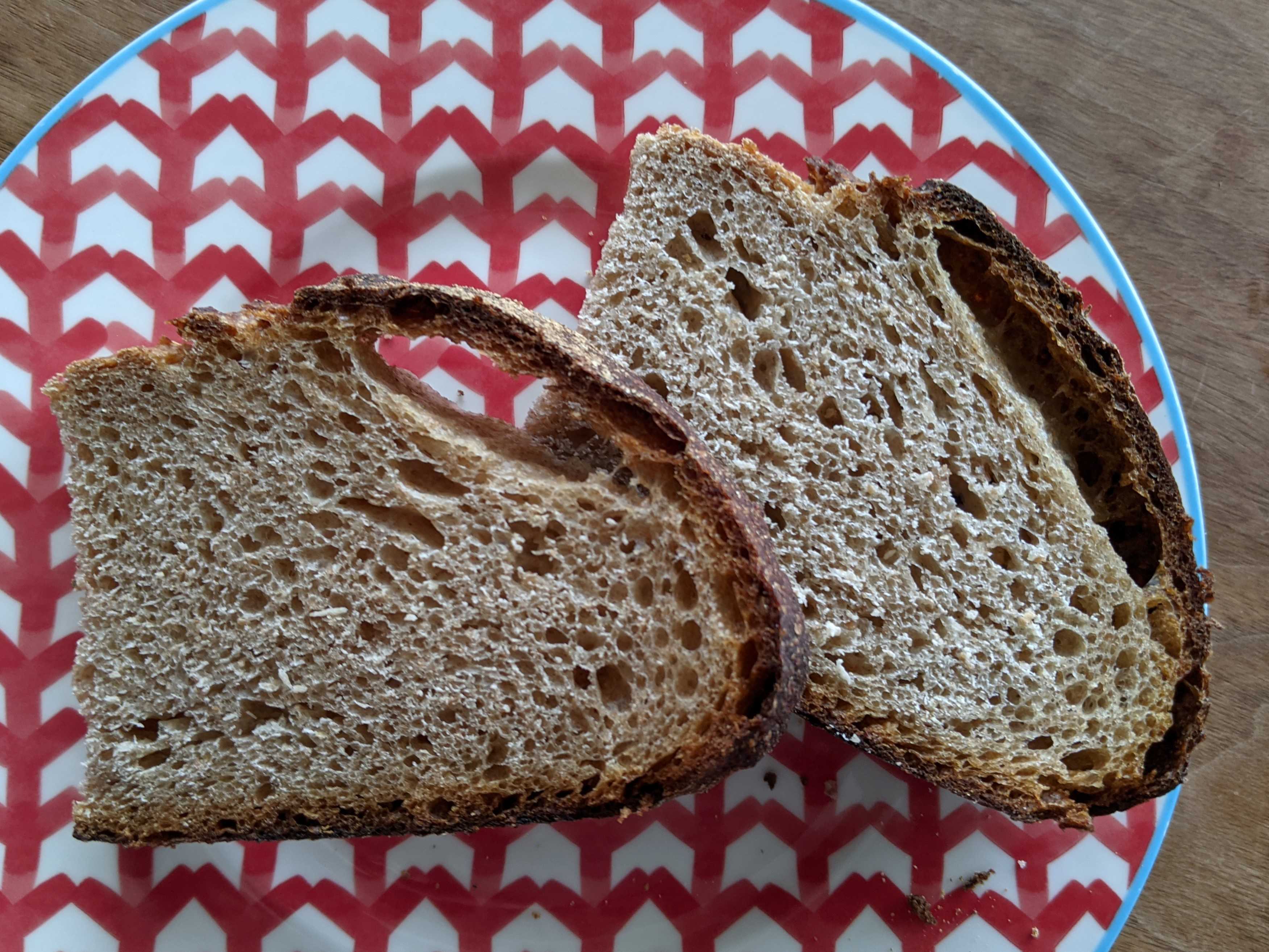 パン屋塩見の通パン カンパーニュのスライス断面
