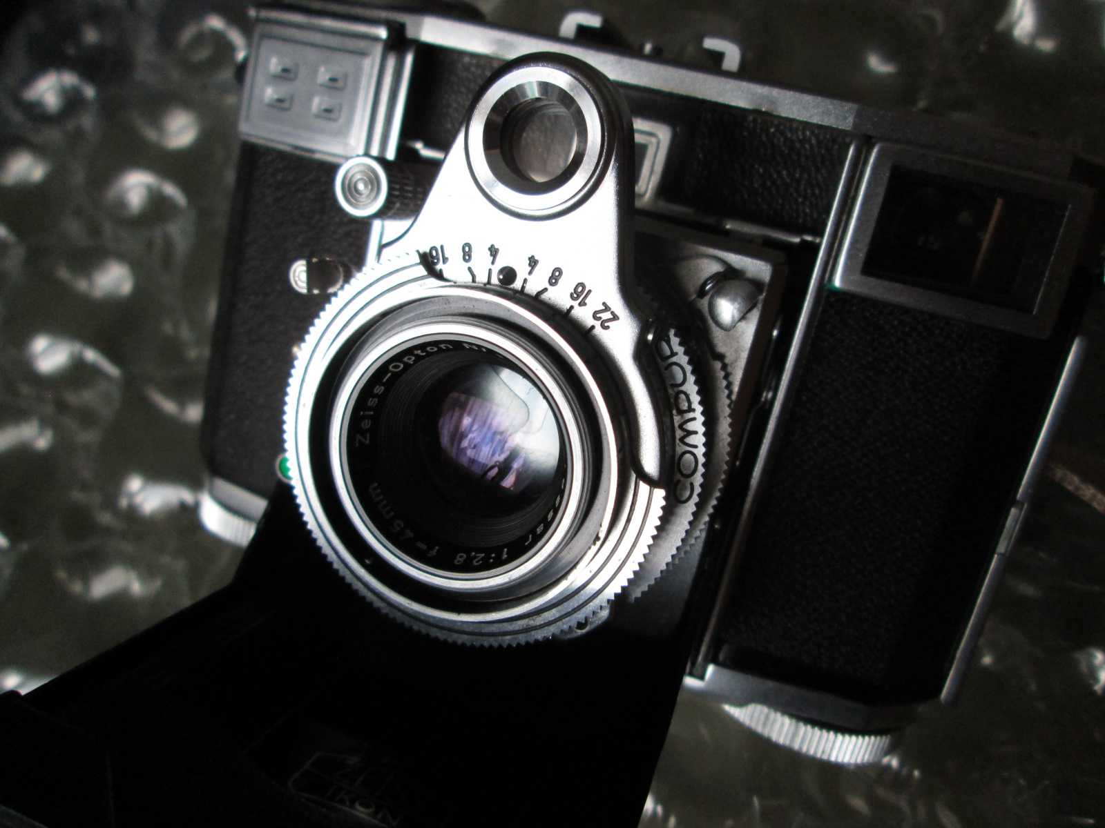 コンテッサ35 ツァイスイコン 伯爵夫人 UVフィルター ケース二個付 伯爵夫人」と呼ばれるカメラ「Zeiss Ikon Contessa 35