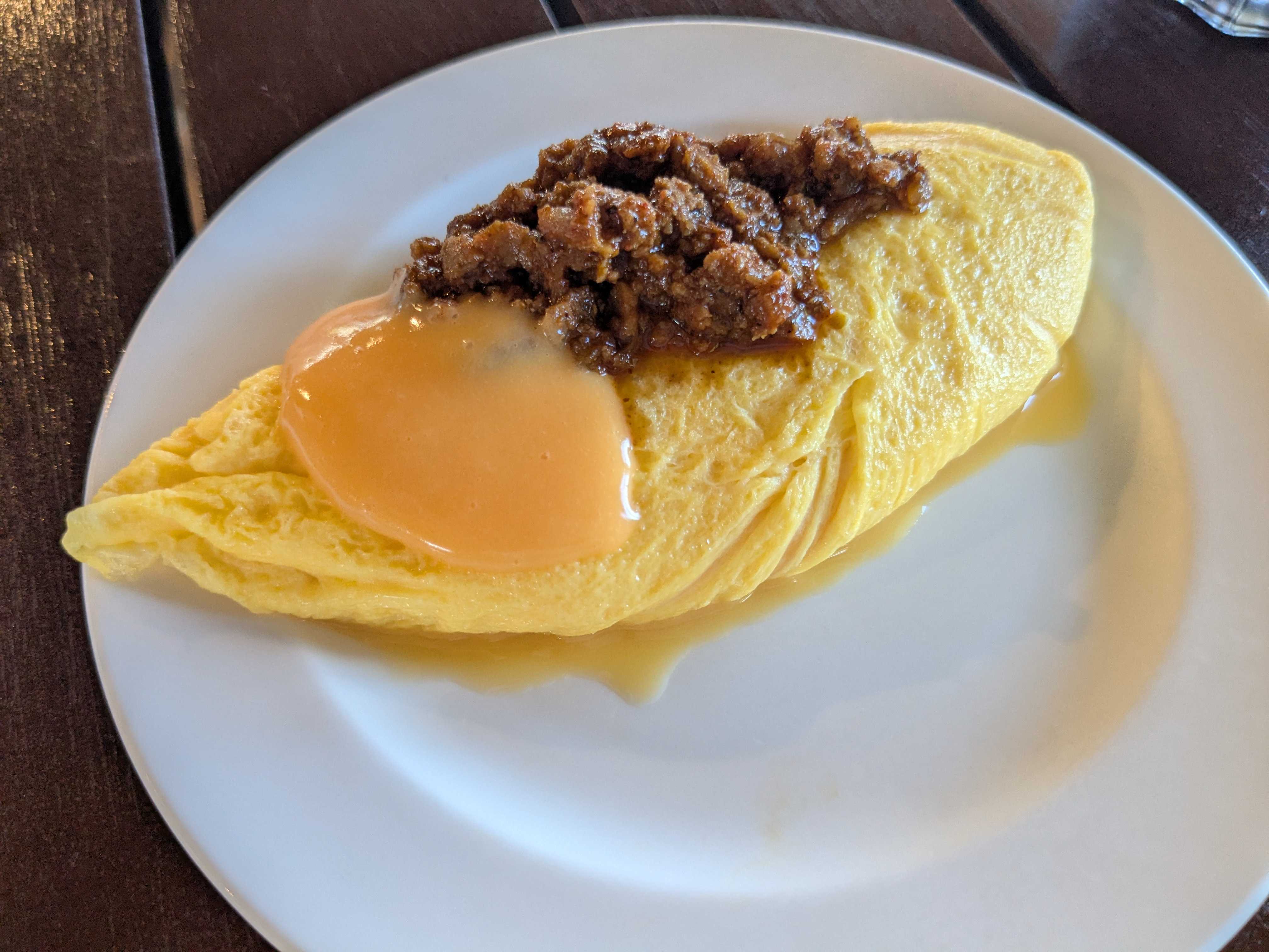 フサキビーチリゾートホテル＆ヴィラズISHIGAKI BOLD KITCHEN　朝食ビュッフェ　ライブキッチンのオムレツ