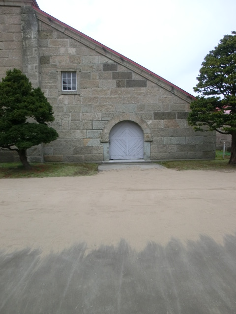 北海道旅行(ニッカウヰスキー･ドラマ撮影の為砂がまかれていた) (2).JPG