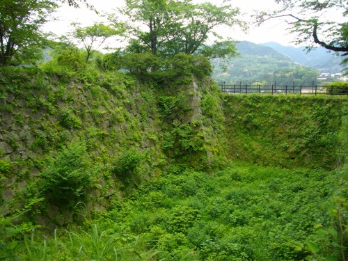 臼杵城本丸空堀 (1) (500x375).jpg