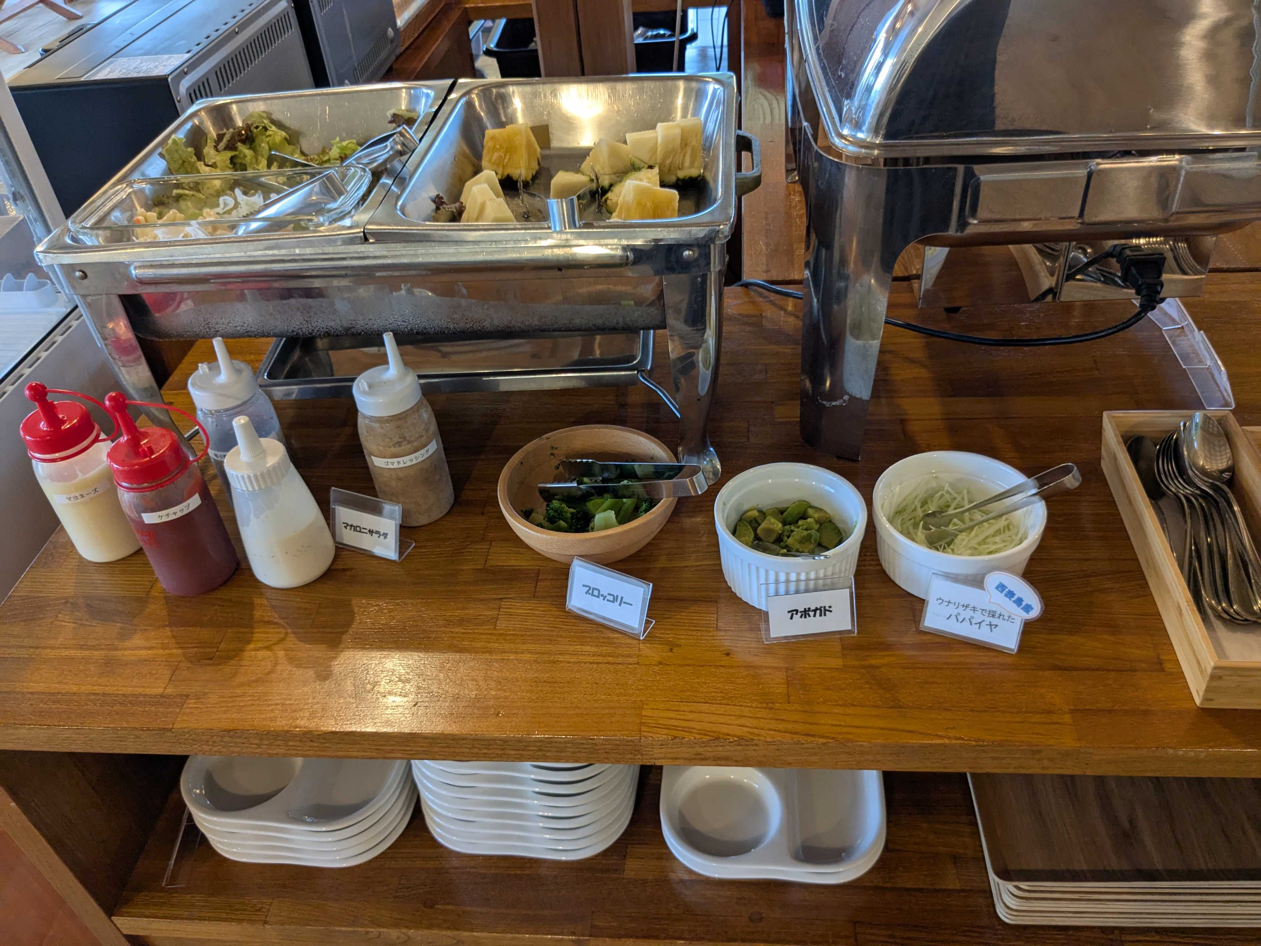 西表島　ヴィラうなりざき　朝食ビュッフェ　メニュー内容　サラダ、果物