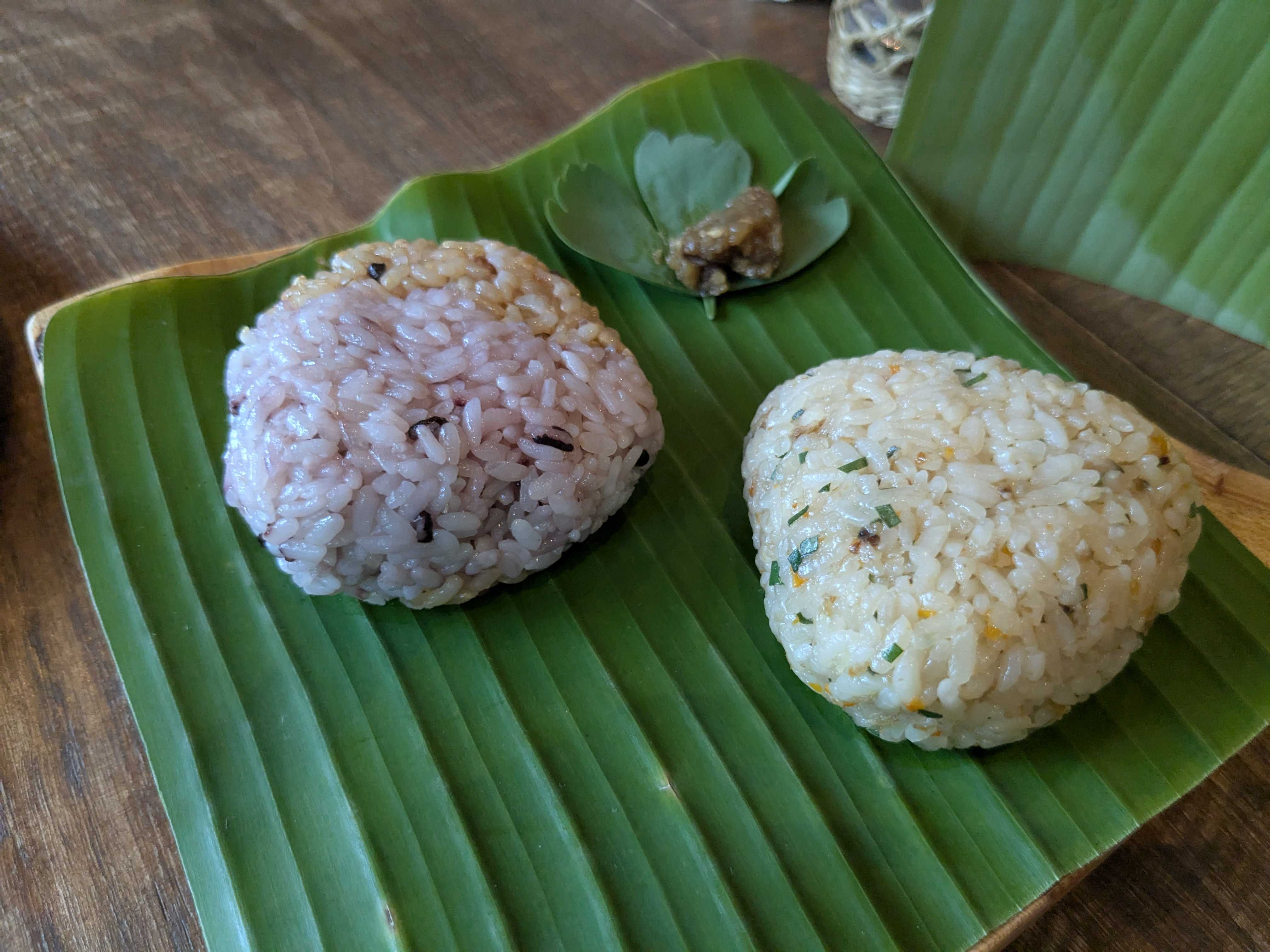 石垣島白保ビーチ近く　しらほいえカフェ　子連れカフェ　雑穀二色おむすび、じゅーしーおむすび