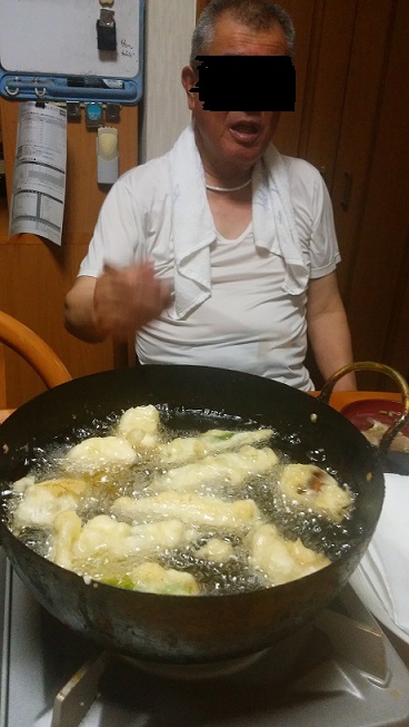 天ぷらを揚げているところ