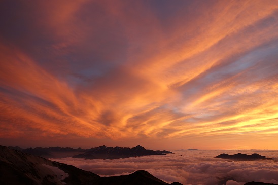 剣岳と夕焼けと雲海